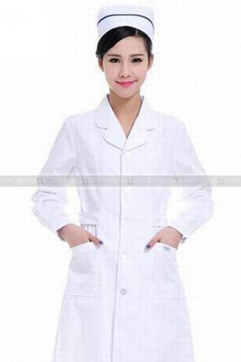 Đồng phục y tế 04 theo đuổi phong cách áo blouse truyền thống với dáng áo dài đầu gối,