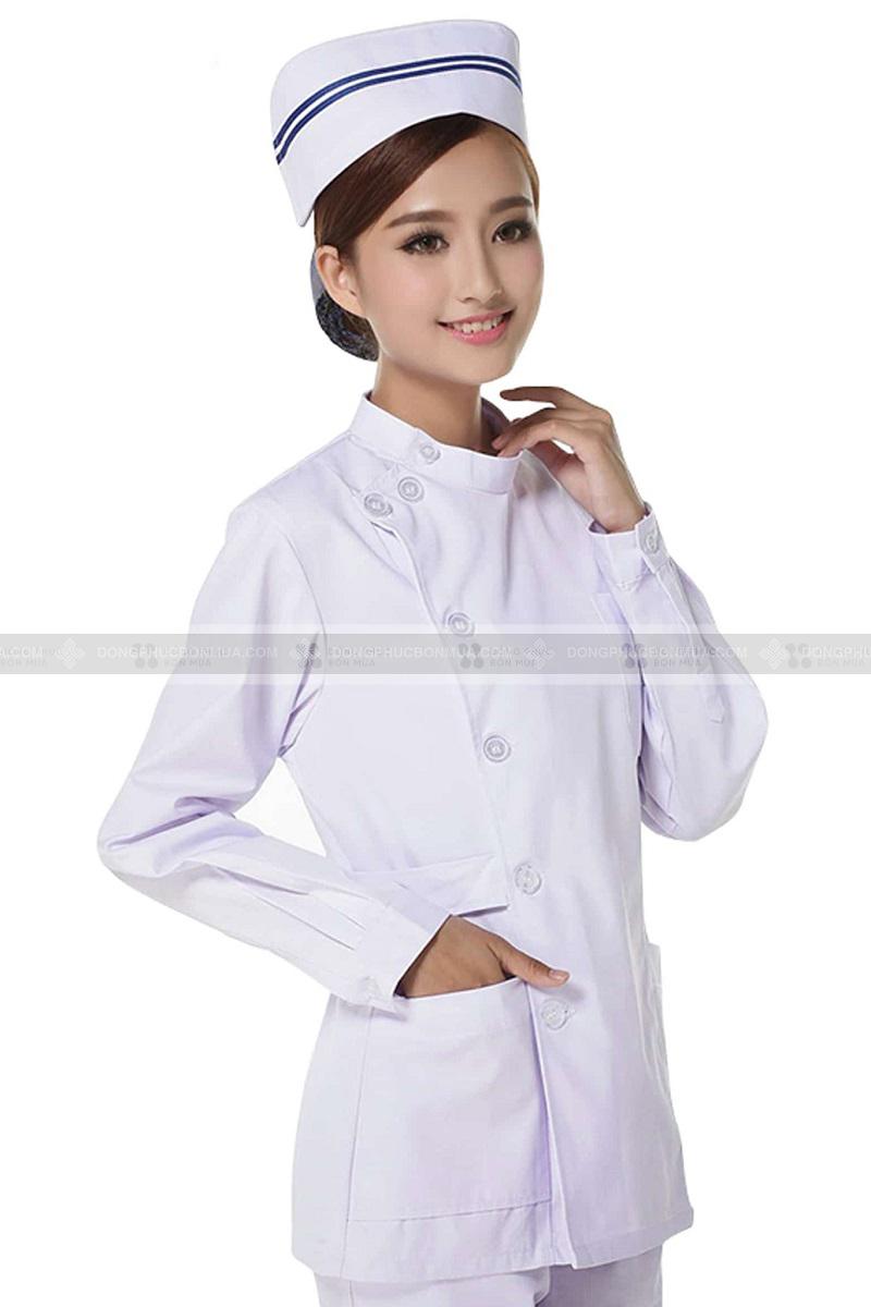 Đồng phục y tế 08 màu trắng chuyên nghiệp được thiết kế theo phong cách nhã nhặn, nhẹ nhàng có form cổ cao