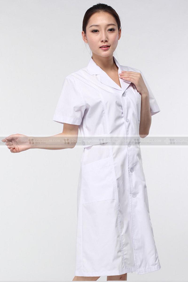 Về màu sắc áo lấy màu trắng chủ đạo tượng trưng liêm khiết trong ngành y,
