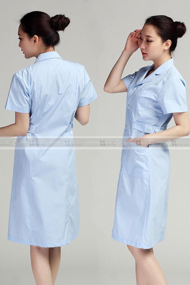 Đồng phục y tế xanh nhạt được có kiểu dáng kín đáo, năng động, lịch sự với áo dài đến đầu gối, ống tay ngắn, cổ áo danton