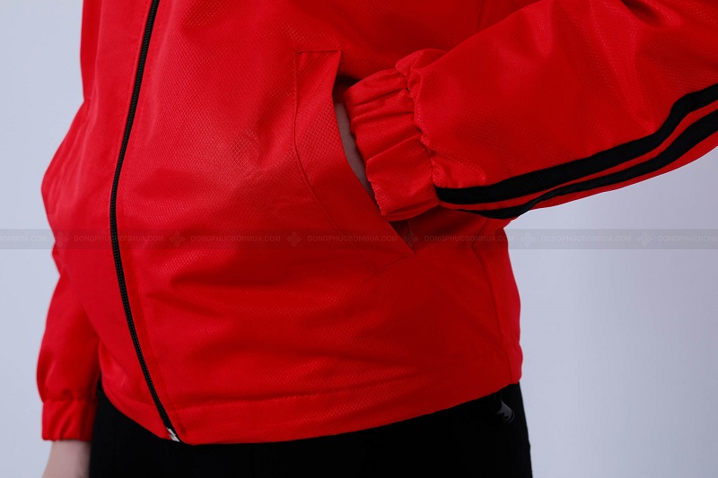 Áo khoác gió mã 19 được Đồng Phục Bốn Mùa phối màu tinh tế với viền đen ở phần cánh tay áo