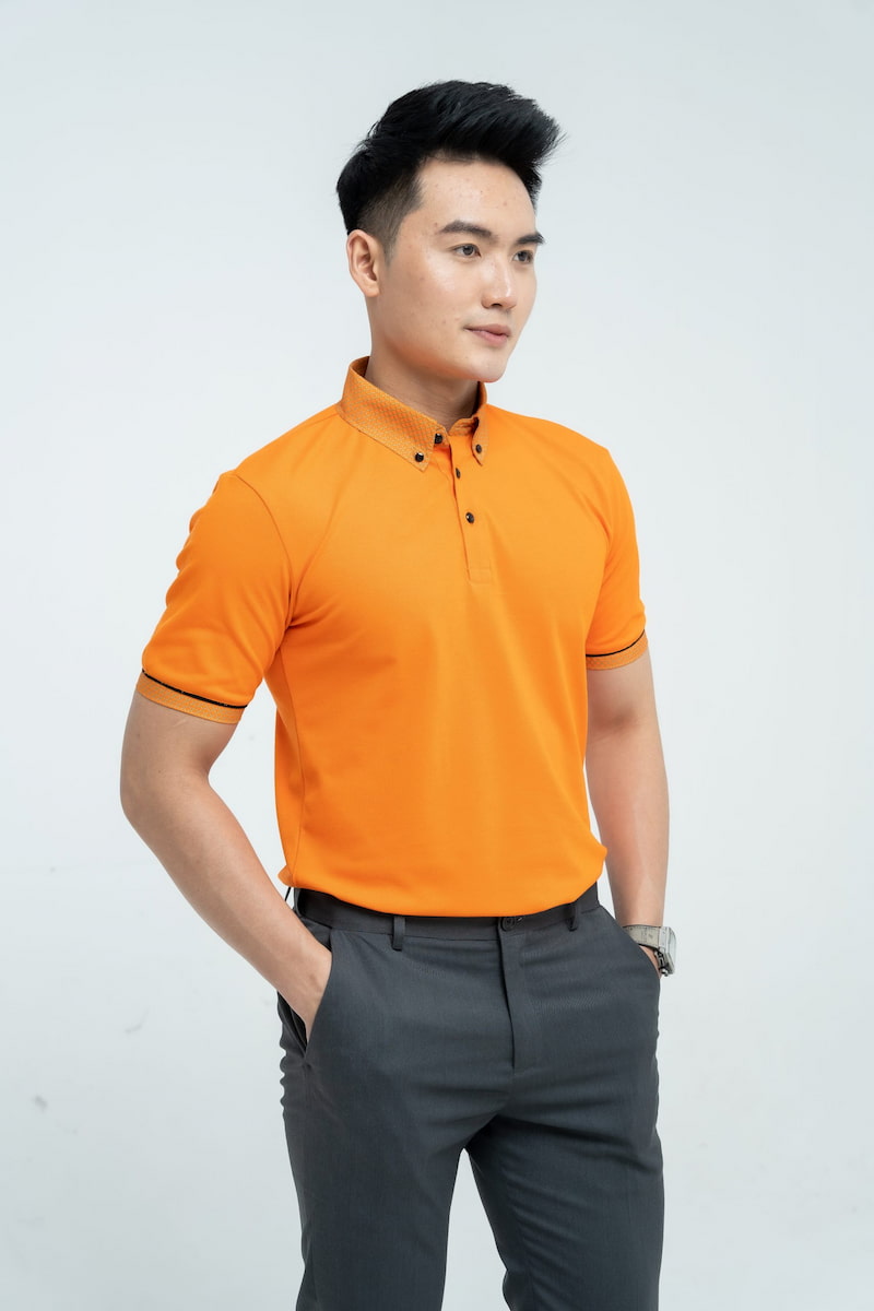 Áo thun có cổ đồng phục công ty màu cam, cổ họa tiết
