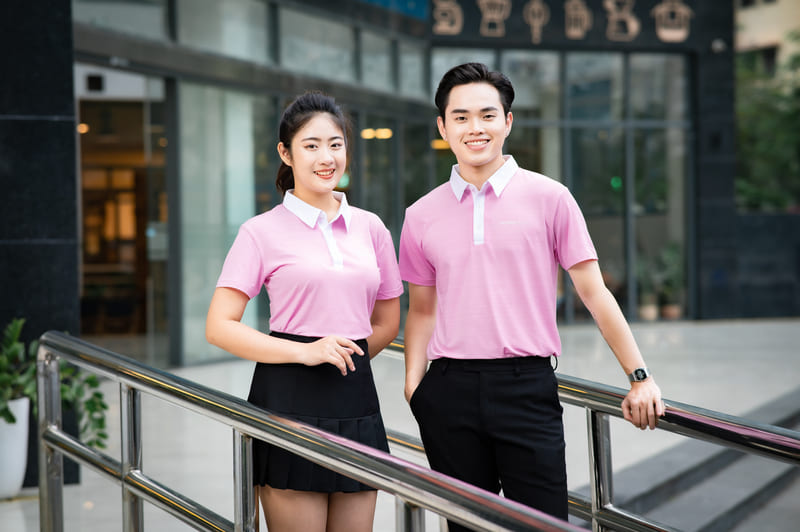 Áo đồng phục công ty màu hồng phối trắng mang đến sự trẻ trung cho người mặc