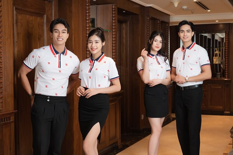 Áo đồng phục doanh nghiệp Renew màu trắng phối cổ dệt màu xanh đỏ là sản phẩm nằm trong top bán chạy nhất
