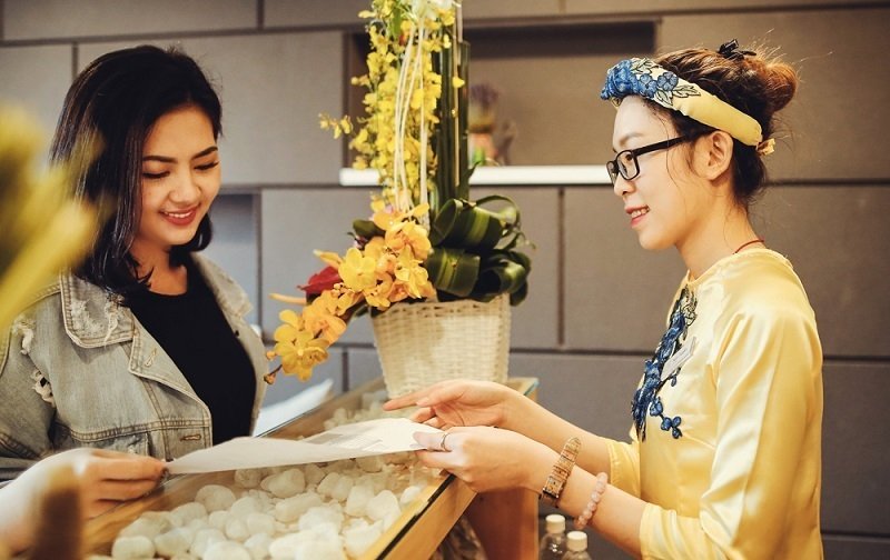 Áo dài lễ tân nhà hàng tạo dựng sự chuyên nghiệp đối với khách hàng