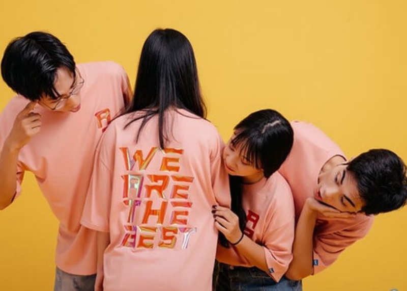 Mẫu áo lớp màu cam đào in slogan hay châm ngôn yêu thích của lớp học