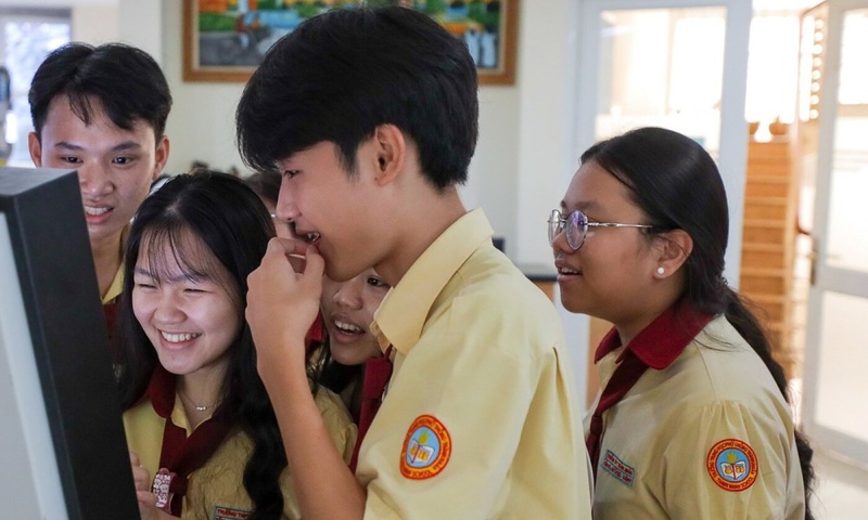Một mẫu áo đồng phục Đại học Ngân hàng dáng sơ mi