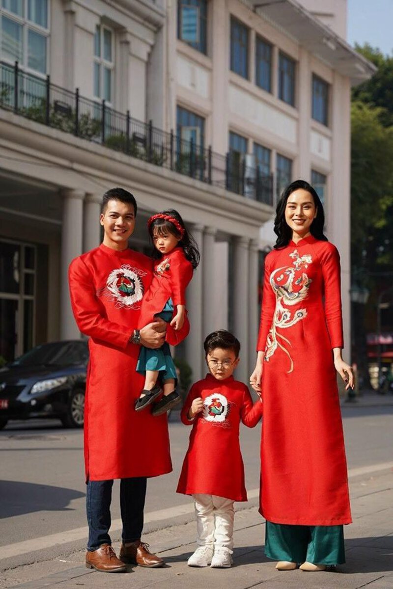 Áo dài đồng phục gia đình 4 người màu đỏ rực rỡ cho cả nhà cực kỳ nổi bật