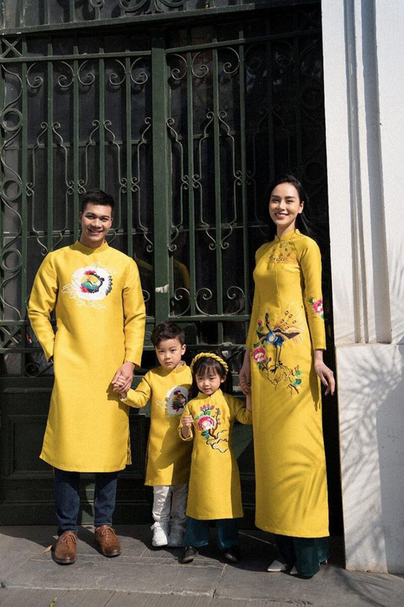 Đồng phục áo dài gia đình rực rỡ rất phù hợp trong những ngày tết