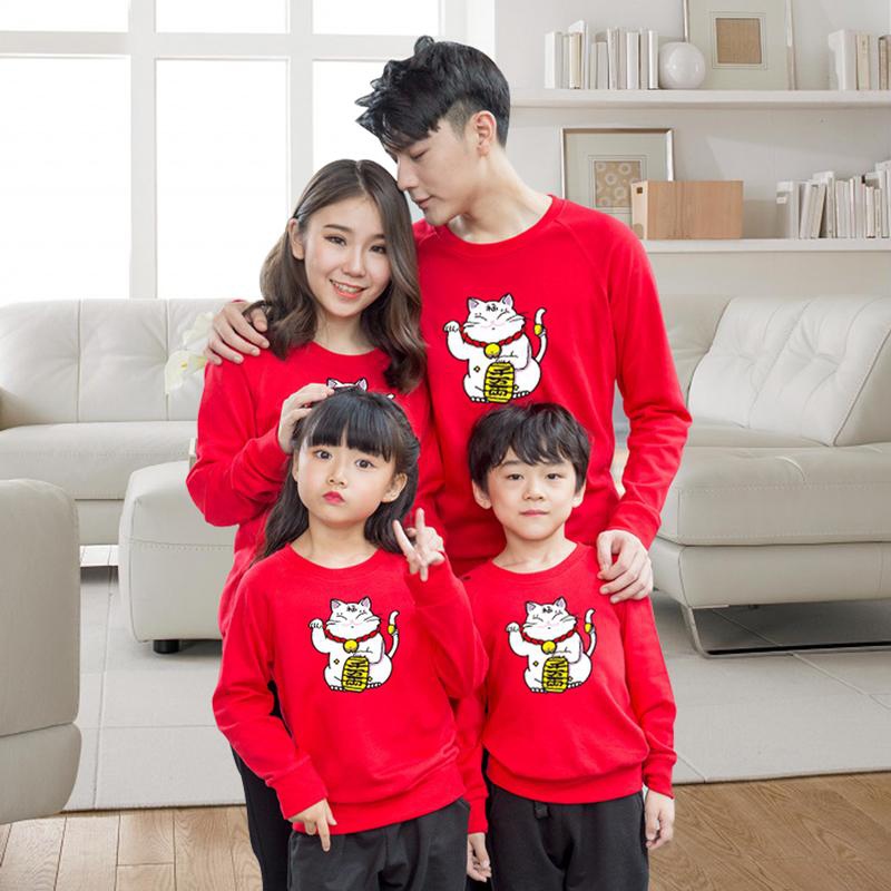 Đồng phục gia đình mùa đông sweater màu đỏ rực rỡ rất hợp cho ngày tết