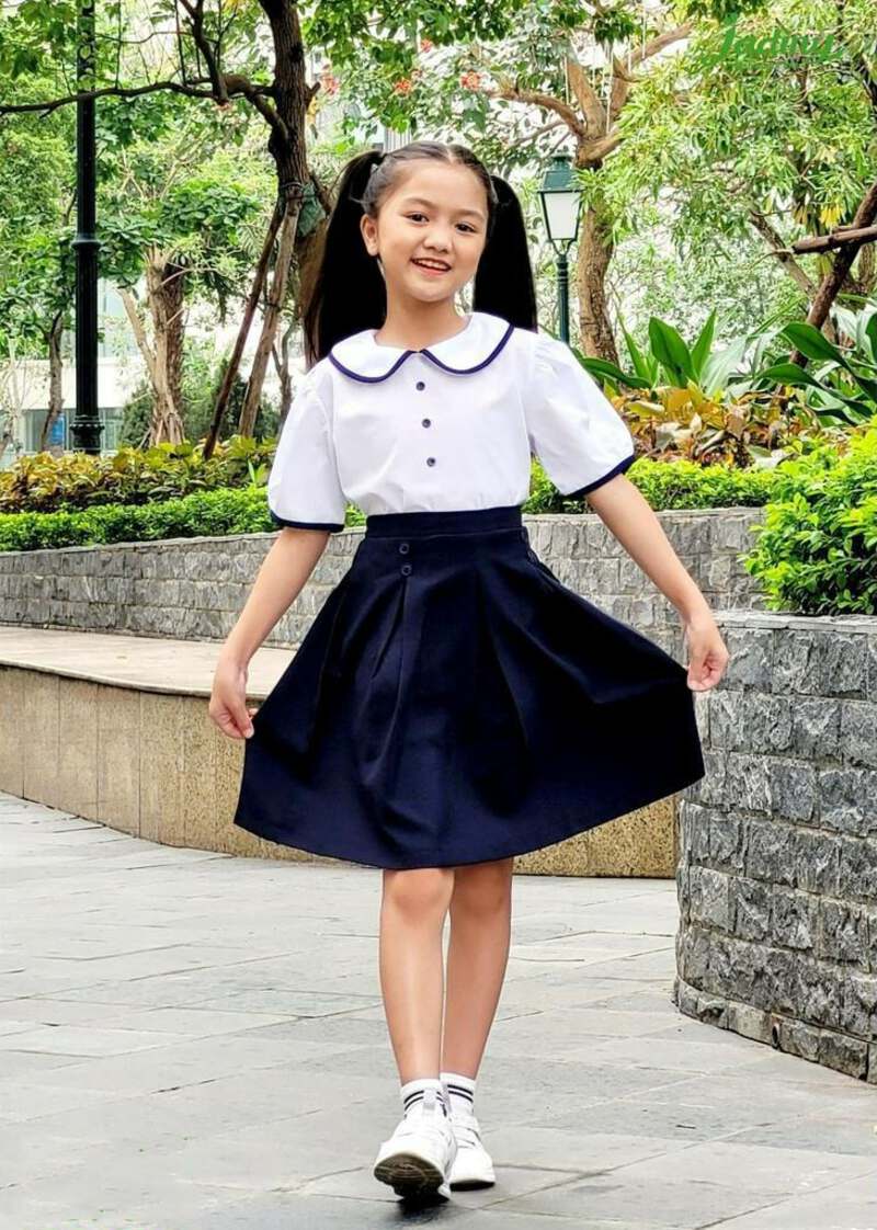 Chân váy học sinh tiểu học tạo nên nét nữ tính và duyên dáng cho bé gái