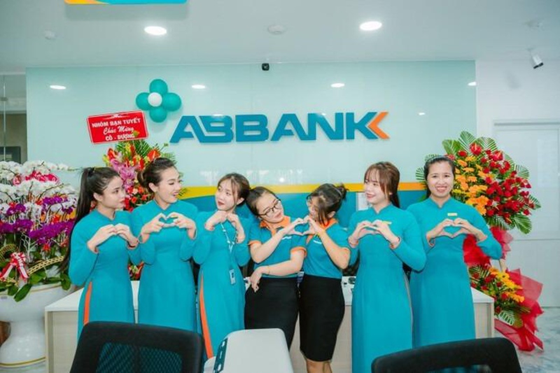 Nhân viên các quầy giao dịch và các hoạt động của ngân hàng đều mặc đồng phục ABBank