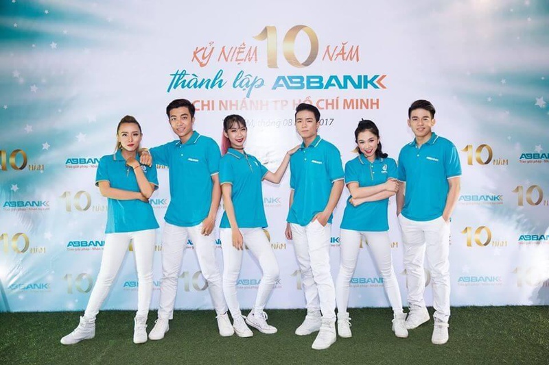 Nhân viên diện áo phông đồng phục ABBank trong một sự kiện chung của ngân hàng
