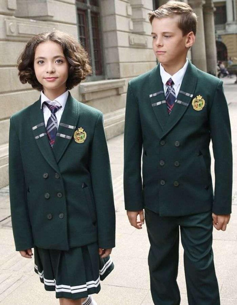 Đồng phục học sinh Anh Quốc phong cách cổ điển với áo vest và cà vạt