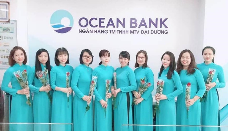 Nhân viên ngân hàng với đồng phục Oceanbank mang nét đẹp rất truyền thống