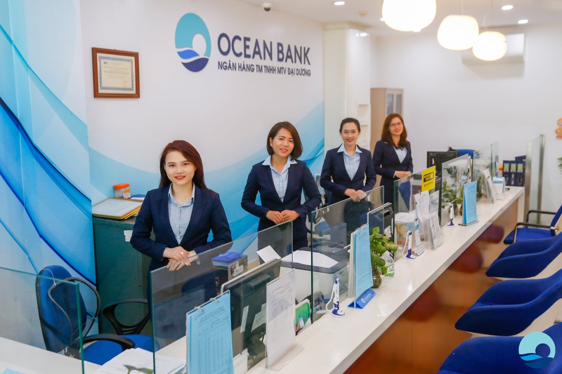 Đồng phục Oceanbank dáng áo vest rất phù hợp với nhân viên trong các quầy giao dịch