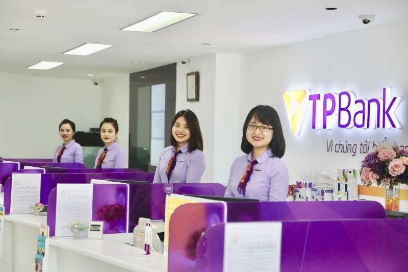TPBank đồng phục cho tất cả các nhân diện tại quầy giao dịch