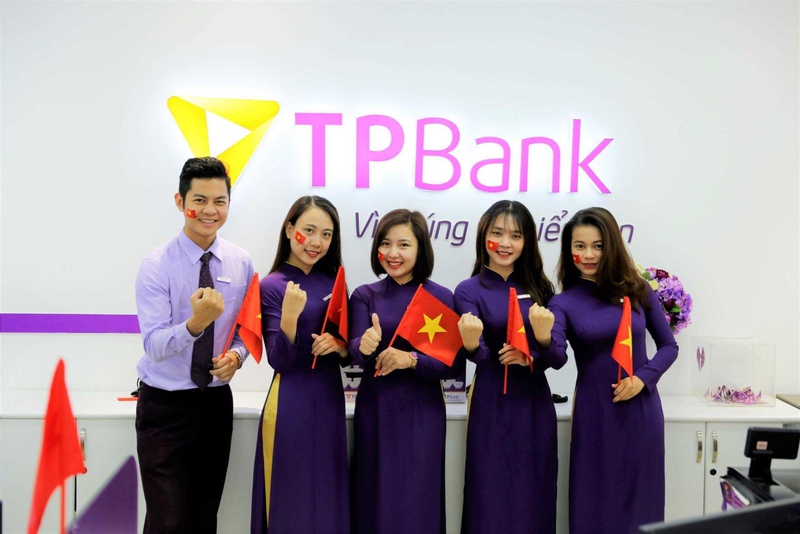 Đồng phục TPBank được đánh giá là nổi bật nhất trong các ngân hàng nhờ máu tím trẻ trung