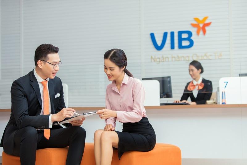 Đồng phục ngân hàng VIB được nhân viên diện khi làm việc với khách hàng