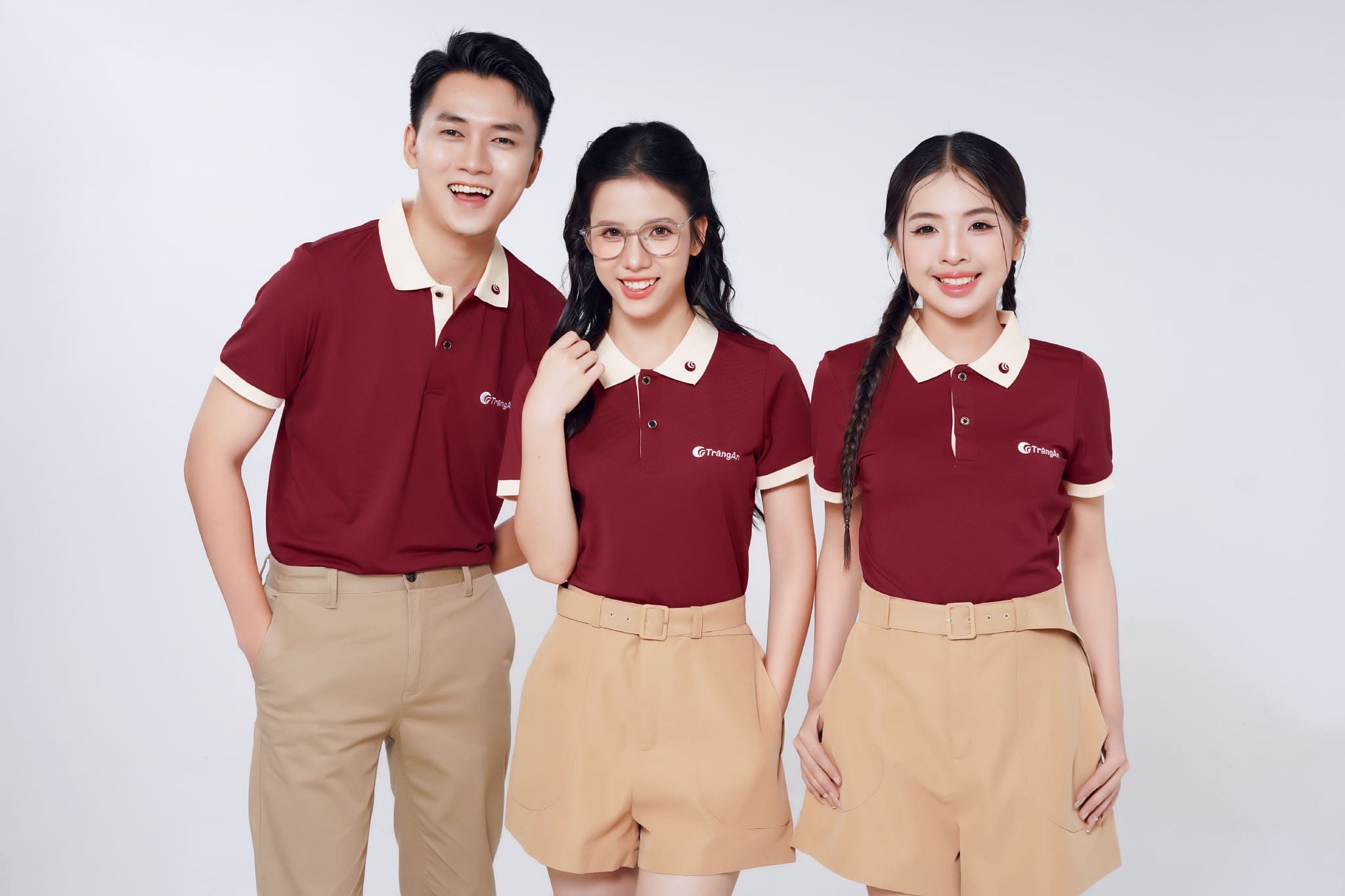 Mẫu áo thun polo đồng phục thiết kế ngắn tay, form regular thoái mái, mặc cả ngày dài không lo bị nóng bí, vận động linh hoạt