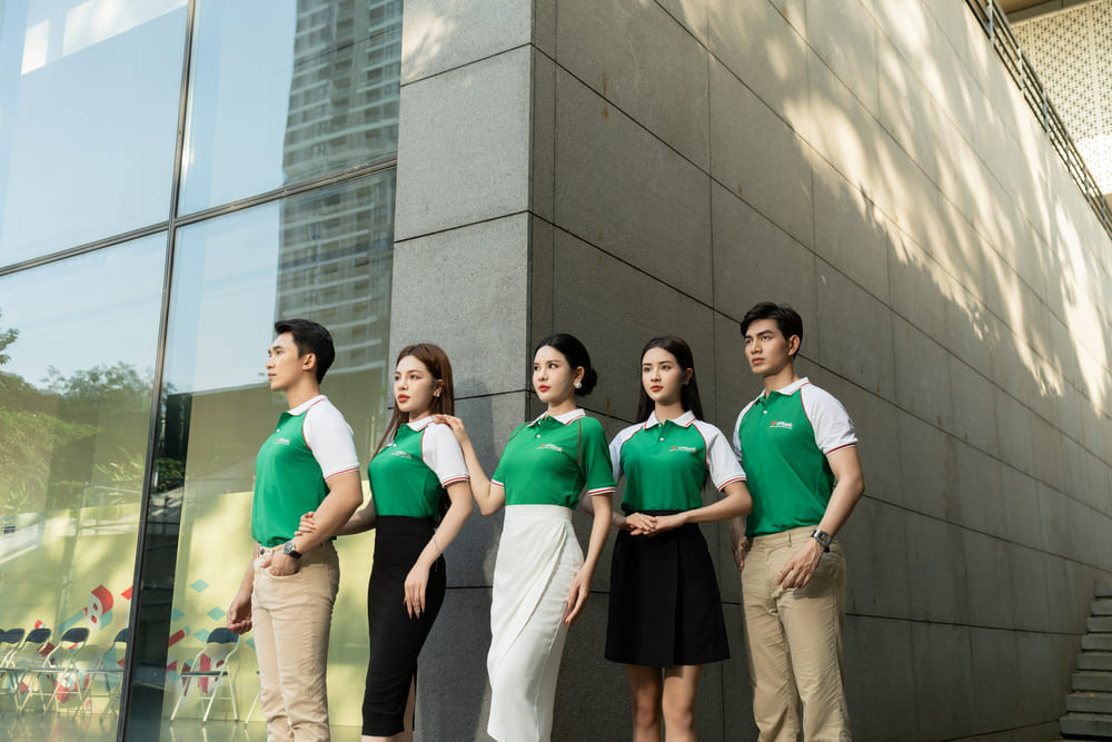Đường may, mũi chỉ trên đồng phục chắc chắn, logo, slogan đẹp mắt được in
