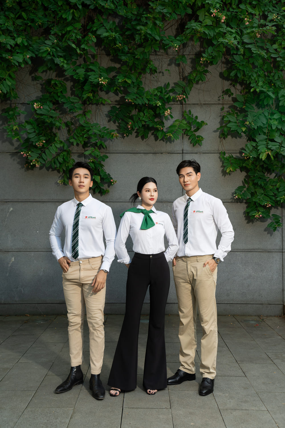 Đồng phục áo sơ mi ngân hàng VPBANK được thiết kế tay dài form ôm sát cơ thể