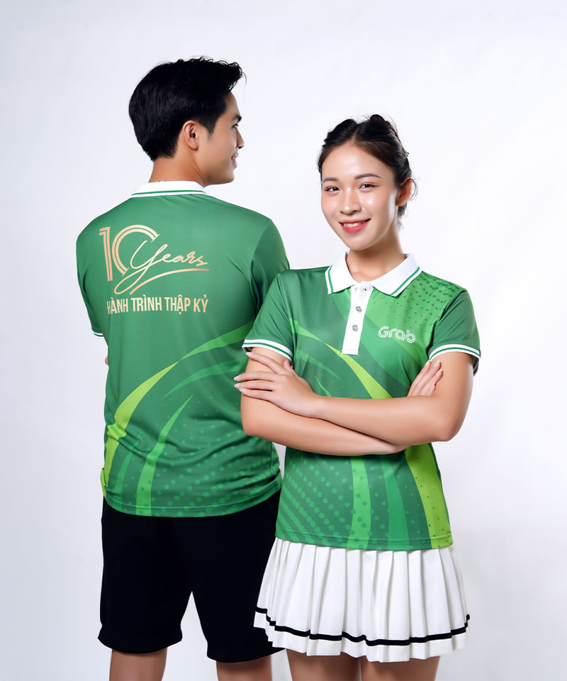 Phần logo thương hiệu GRAB ở phần ngực trái, slogan sau lưng và các họa tiết đều được Đồng Phục Bốn Mùa in bằng công nghệ in 3D hiện đại