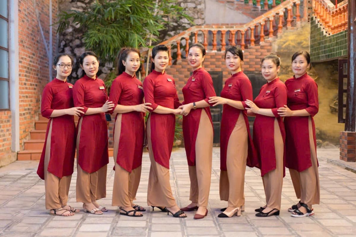 Đồng phục áo dài lễ tân spa