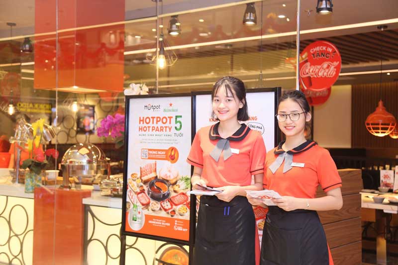 Đồng phục nhà hàng Hotpot Story nhân viên order
