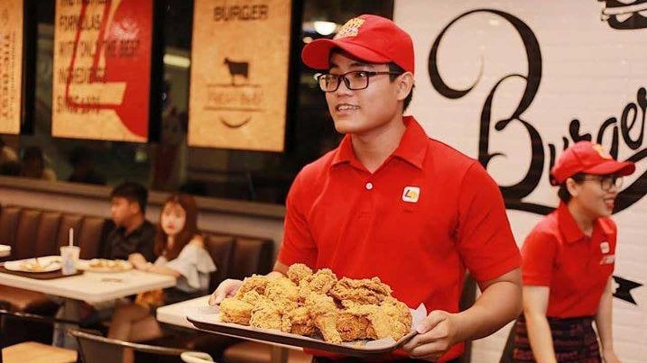 Đồng phục thương hiệu Lotteria với sắc đỏ rực rỡ