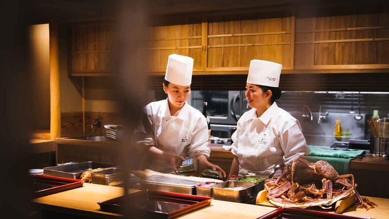 Nên lựa chọn áo đầu bếp nữ có sẵn hay đặt may?