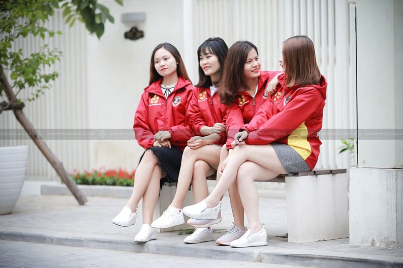 Áo khoác với thiết kế logo và màu sắc tươi mới, trẻ trung