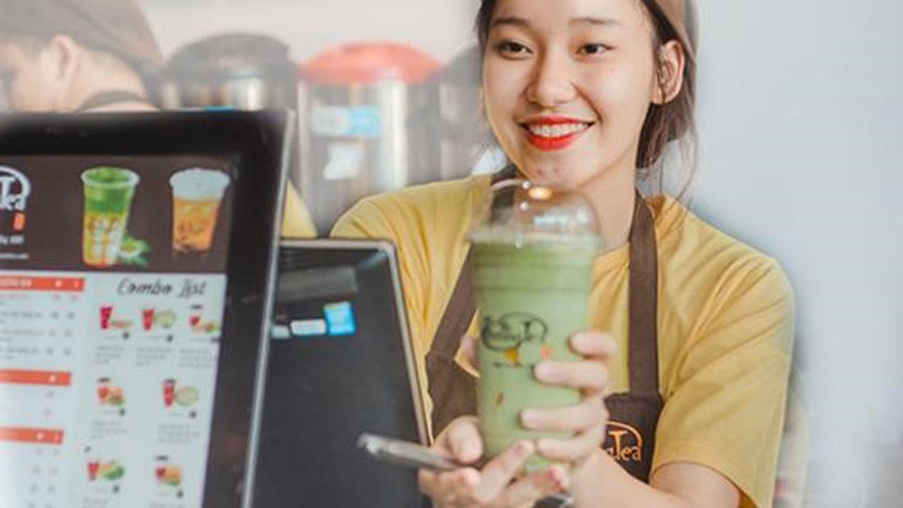 Đồng phục trà sữa Feeling Tea: Mẫu thiết kế trẻ trung, hiện đại