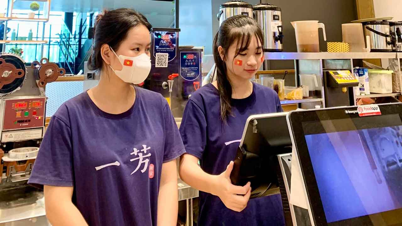 Đồng phục trà sữa Yifang: Tạo điểm nhấn với màu đen tối giản