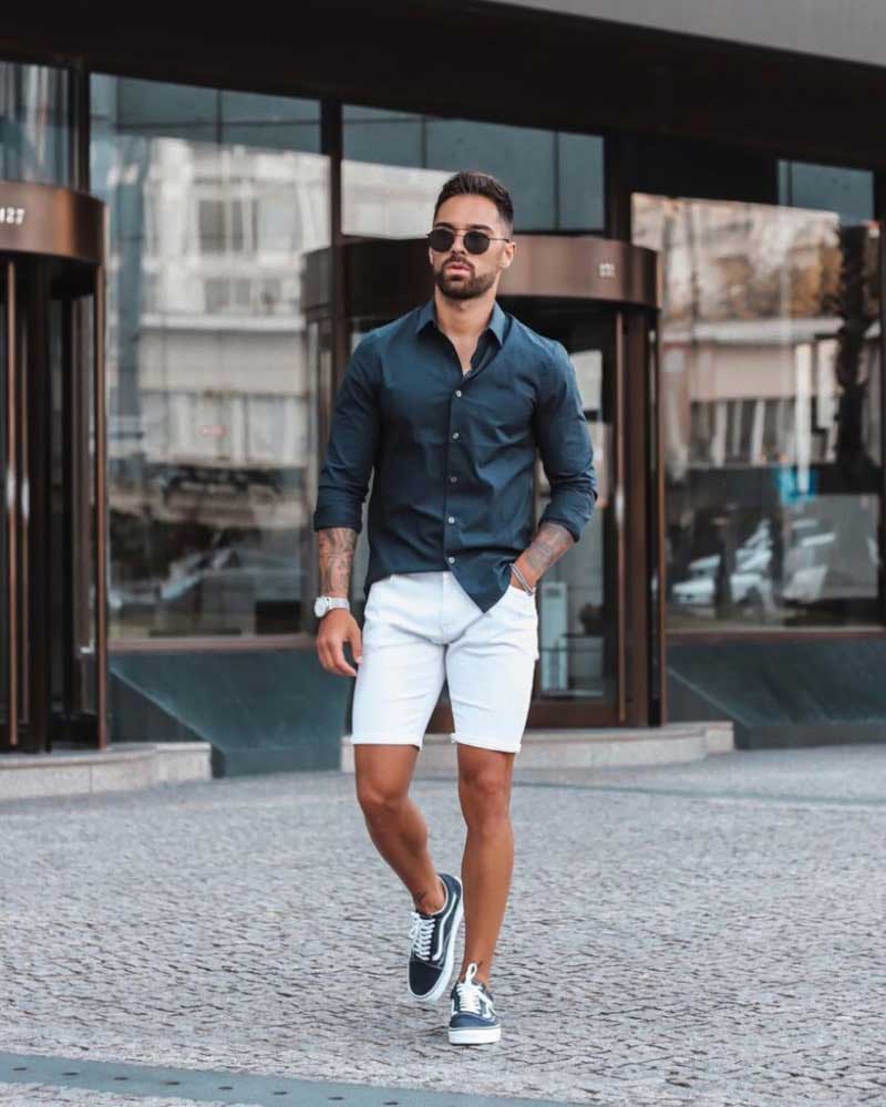 Sơ mi màu xanh cùng quần short