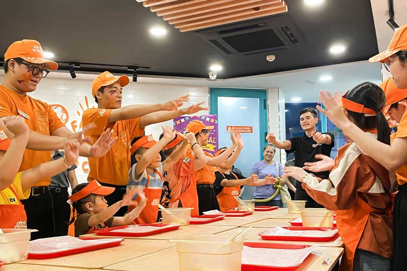 Đồng phục nhân viên nhà hàng gà rán Popeyes