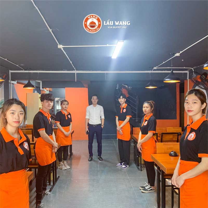 Đồng phục tạp dề màu cam nổi bật của lẩu Wang