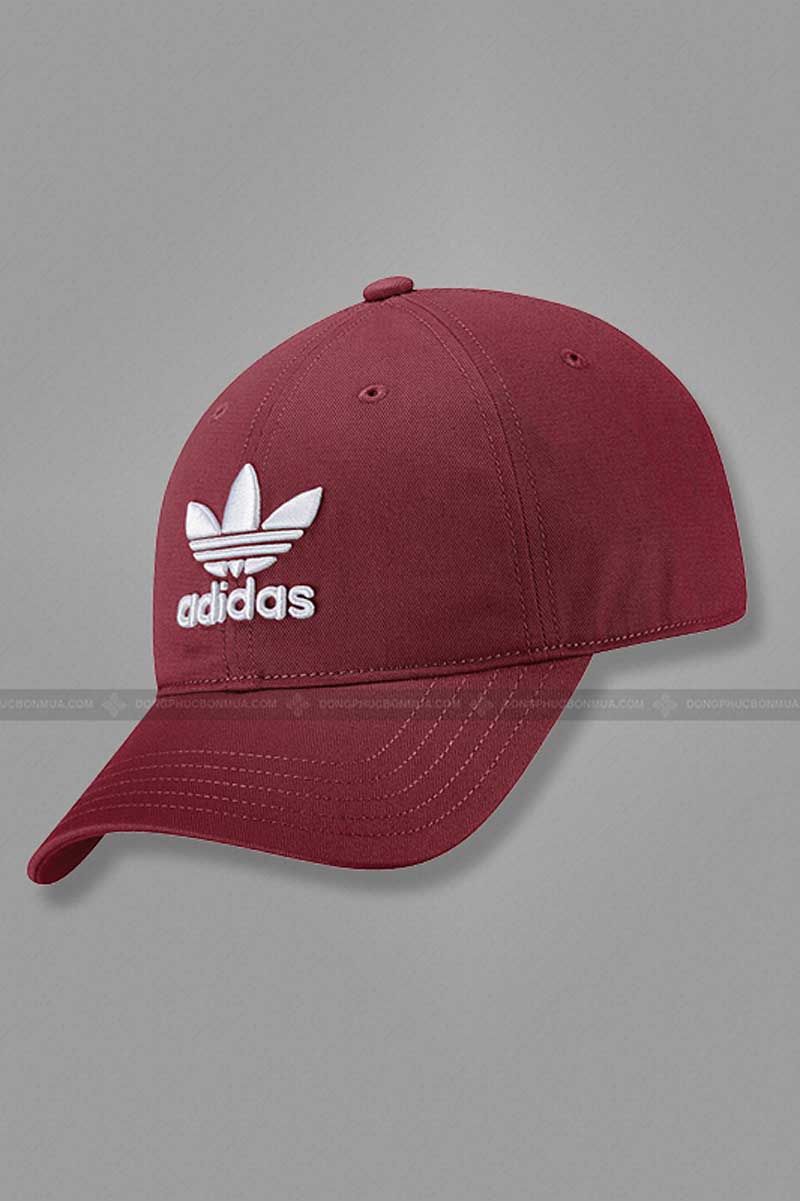 Đặc điểm của mũ đồng phục màu đỏ đậm in logo màu trắng