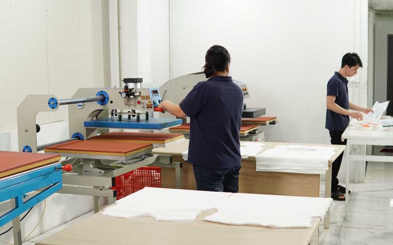 Máy in chuyển nhiệt phục vụ in logo đồng phục