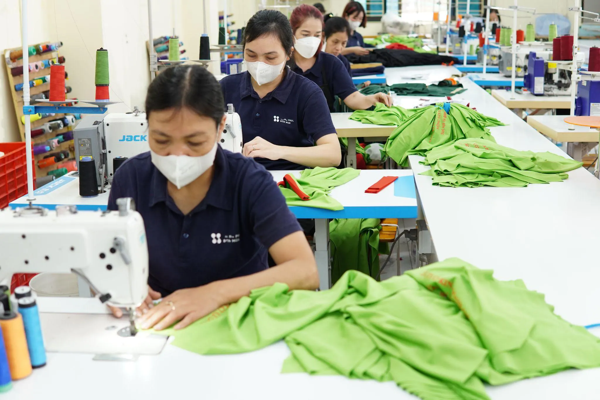 Dây chuyền may hiện đại tại Đồng Phục Bốn Mùa