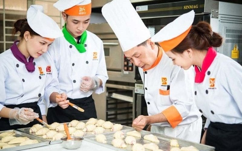 Đồng phục cho thợ làm bánh chỉn chu, chuyên nghiệp