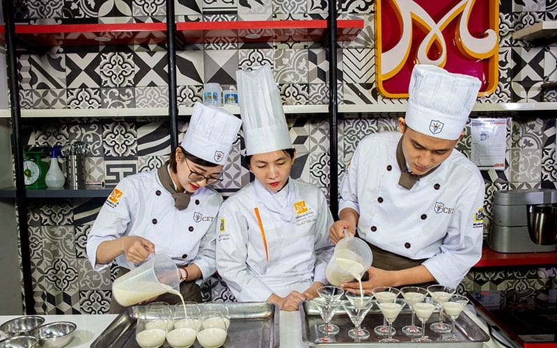 Hướng dẫn chi tiết các bước lựa chọn size áo phù hợp cho cả đầu bếp nam và đầu bếp nữ