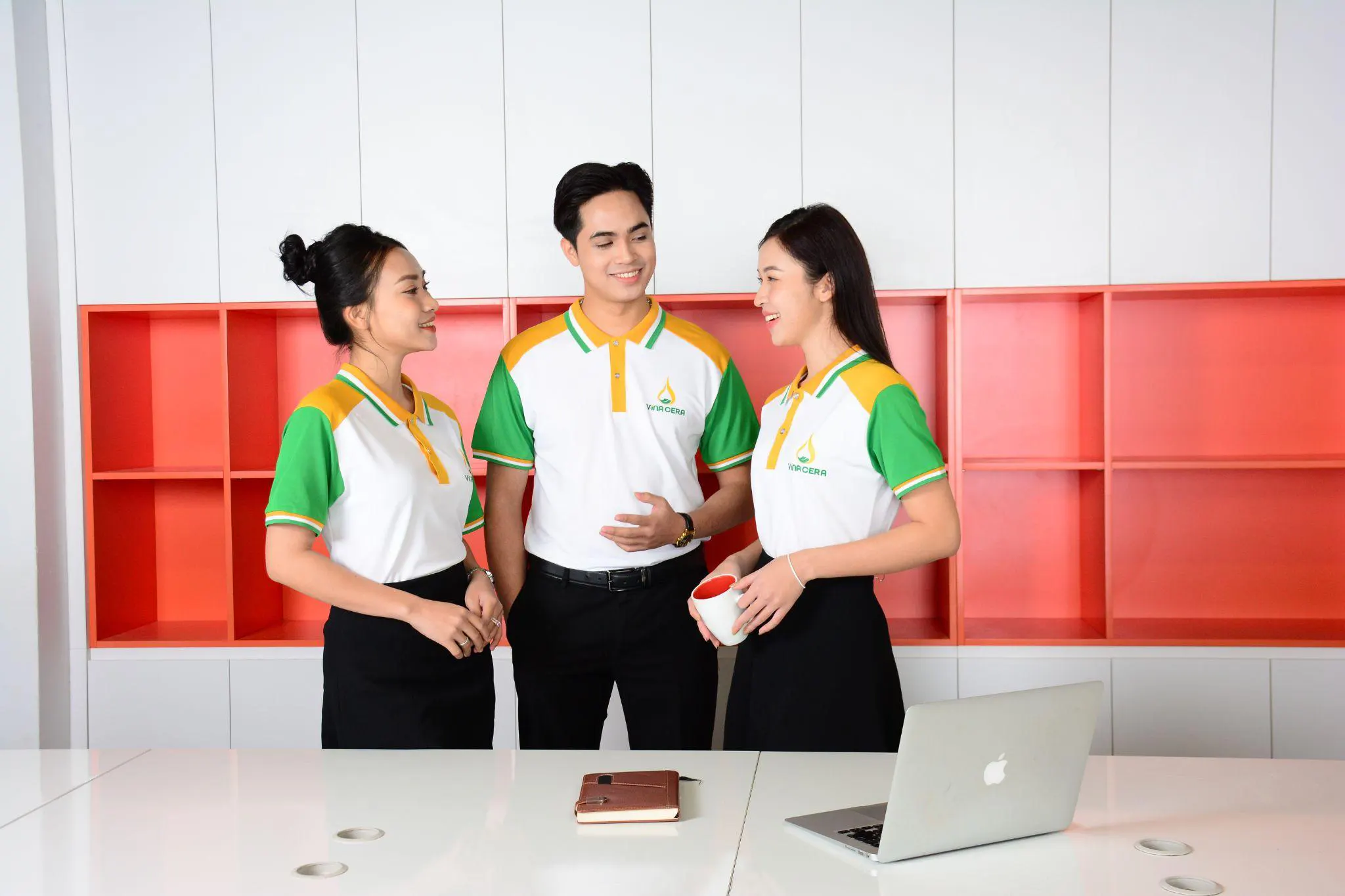 Đồng phục với thiết kế thời trang, hiện đại