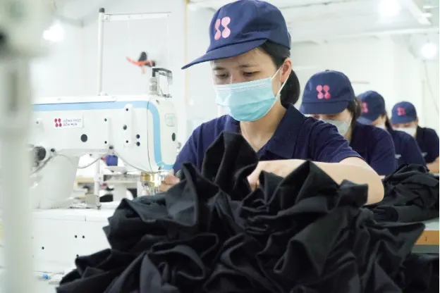 Xưởng may đồng phục giá rẻ, chất lượng cũng cần đánh giá dựa trên khả năng thiết kế và thời gian giao hàng 