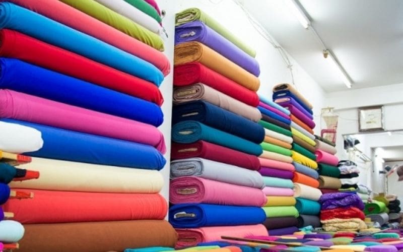 Chất liệu vải may đồng phục quán mì cay: Ưu tiên thoáng mát, thấm hút mồ hôi và bền