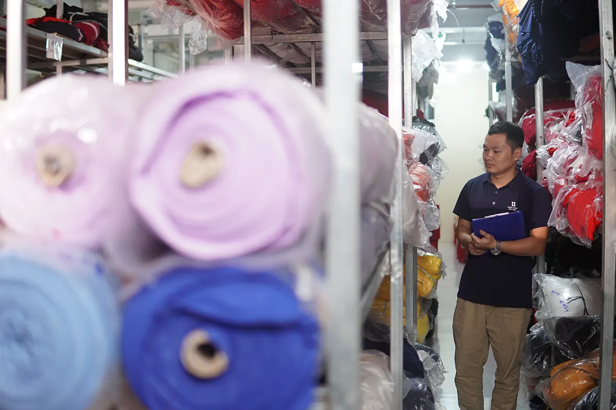 Chọn vải gì khi may đồng phục hàng không? Gợi ý chất liệu phù hợp
