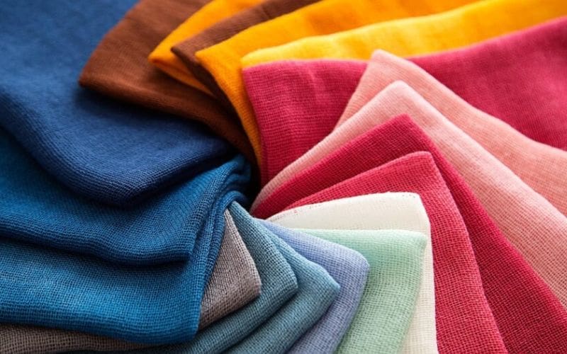 Có thể may đồng phục quán kem từ nhiều chất liệu khác nhau