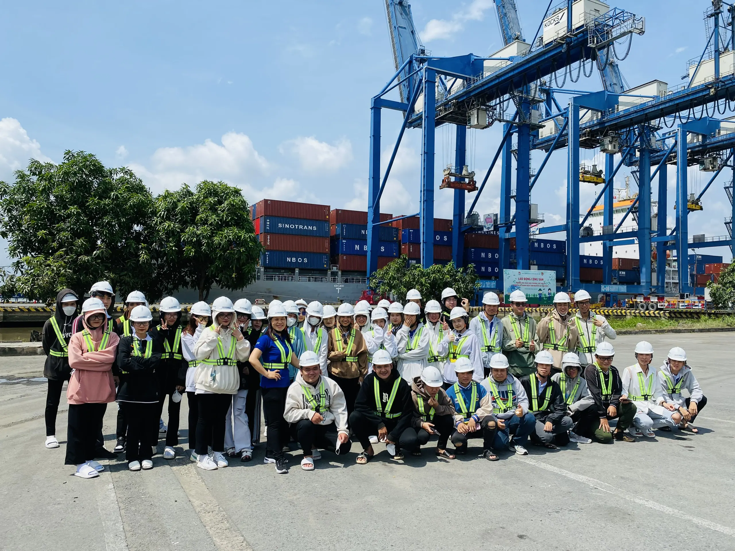 Đặt May Đồng Phục Ngành Logistics Thiết Kế Đẹp | Giá Rẻ 2026