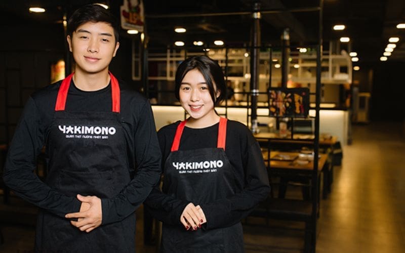 Đồng phục cần có logo, tên thương hiệu rõ ràng