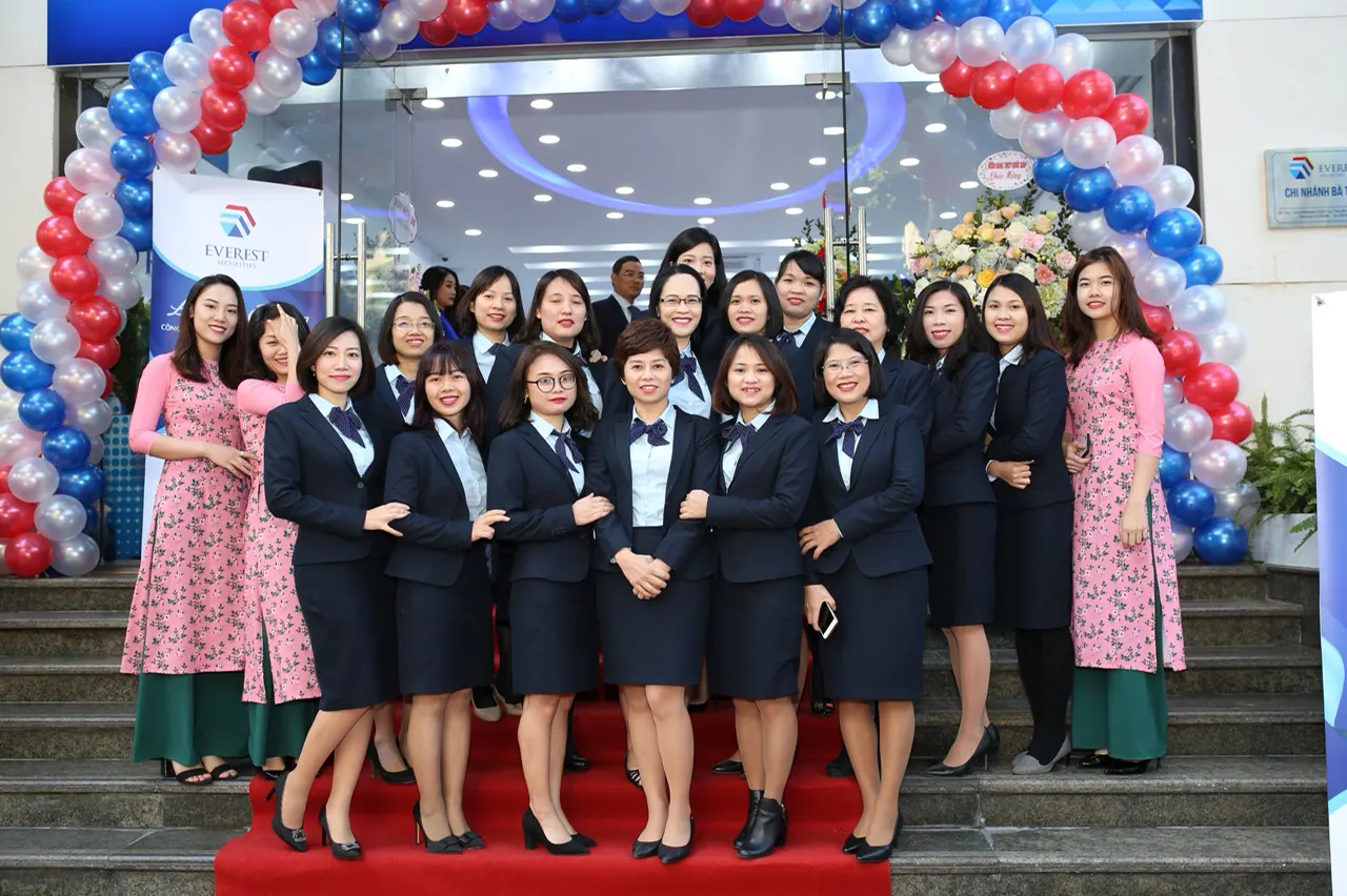 Mẫu đồng phục vest sang trọng cho công ty chứng khoán